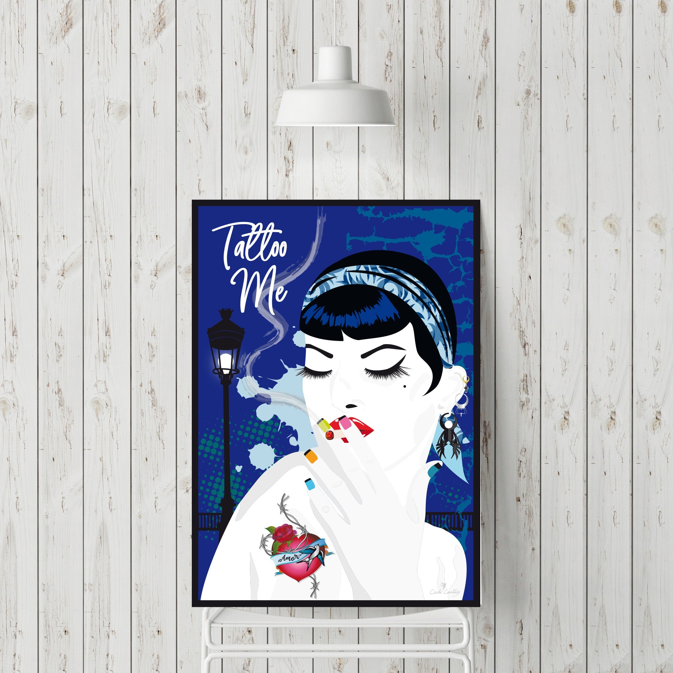Affiche encadrée avec portrait pin-up noir et blanc, tatouage rouge, fond bleu