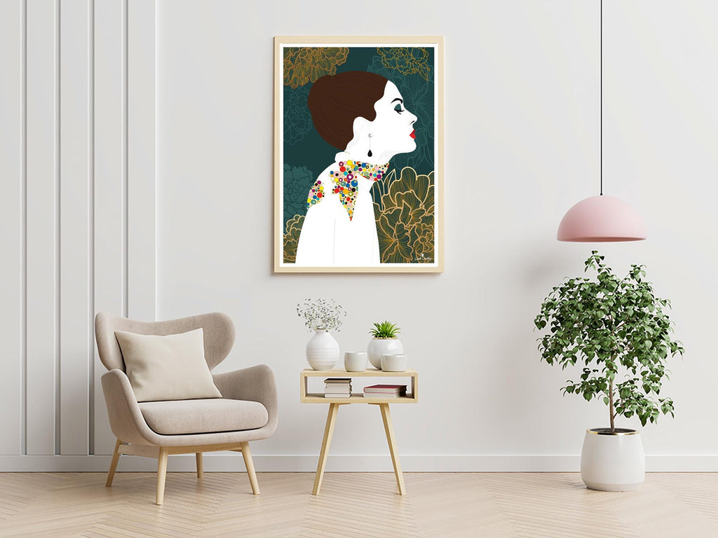 Affiche encadrée de femme au foulard, cheveux bruns et col perlé multicolore