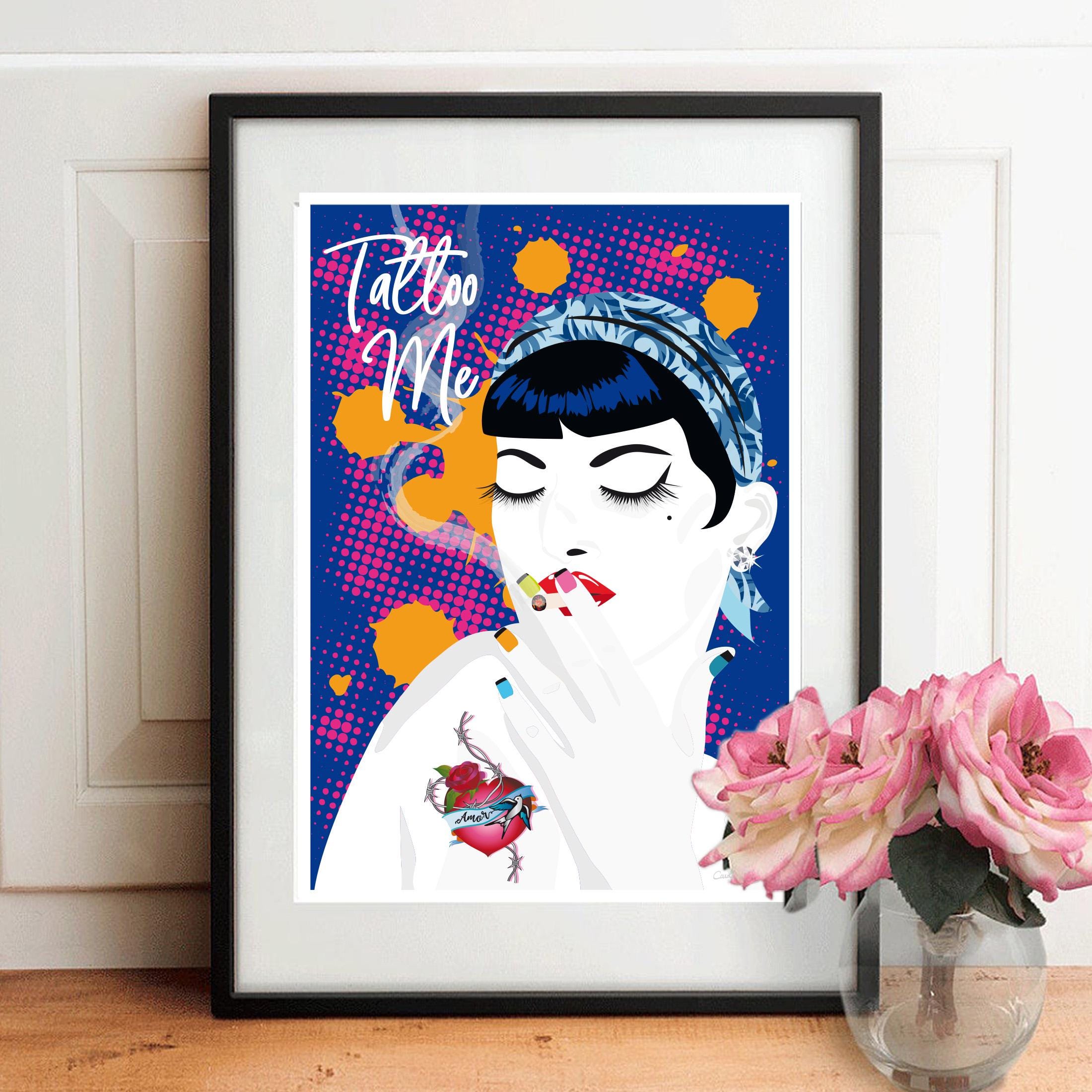 Affiche de tatouage encadrée, portrait féminin tatoué, fond bleu à pois et formes colorées