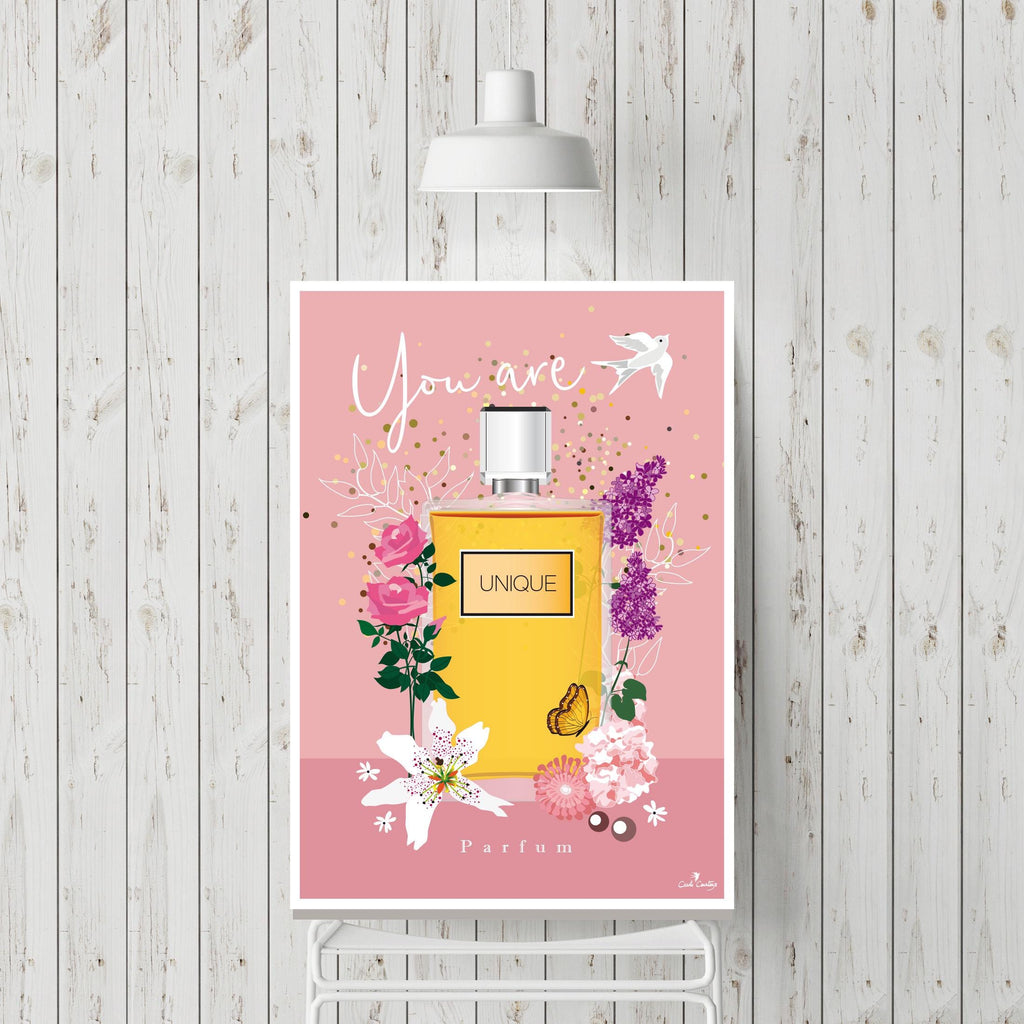 Affiche avec bouteille de parfum jaune, fleurs roses et violettes, texte « Parfum »