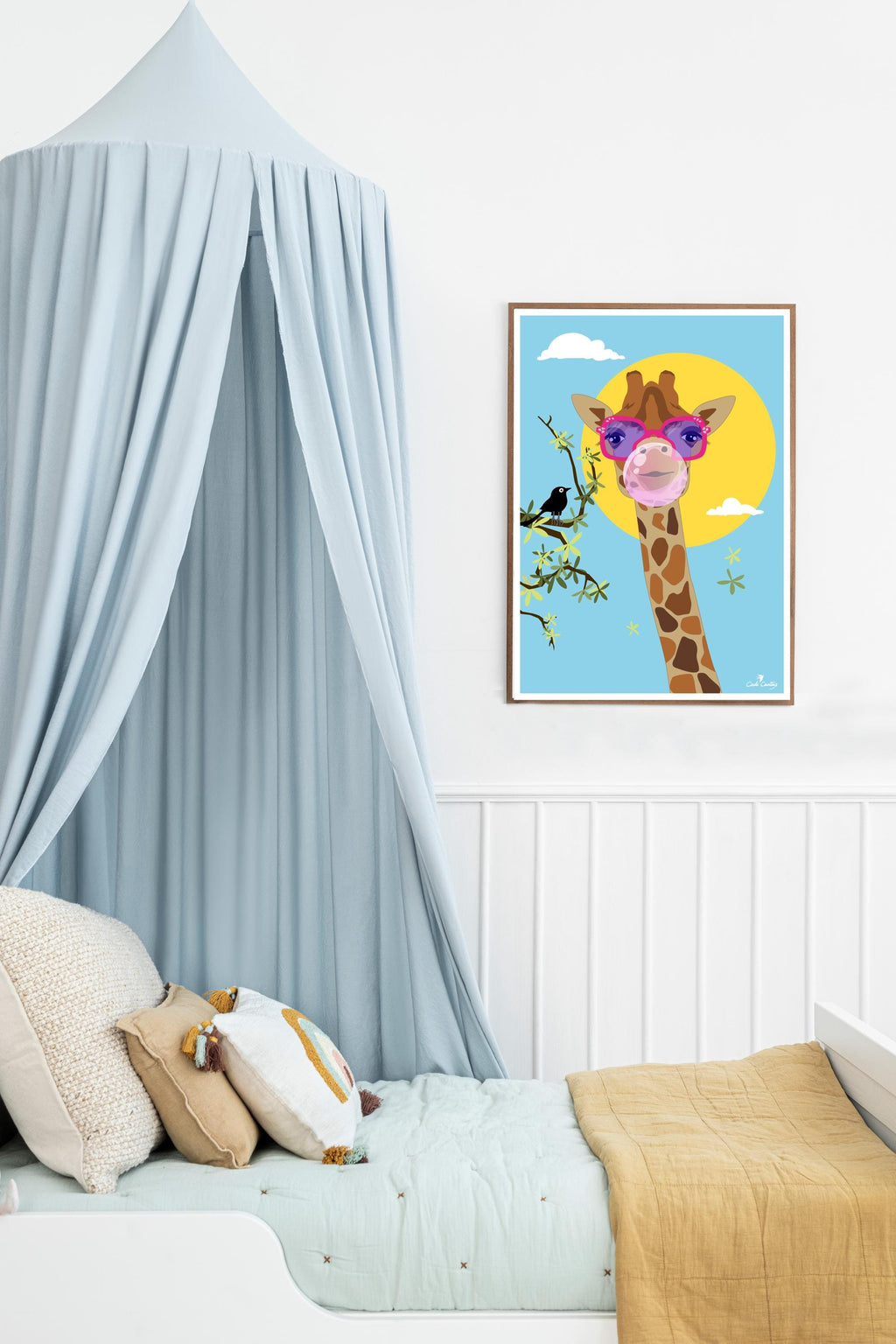 Affiche de girafe encadrée, fond bleu avec soleil jaune et lunettes violettes
