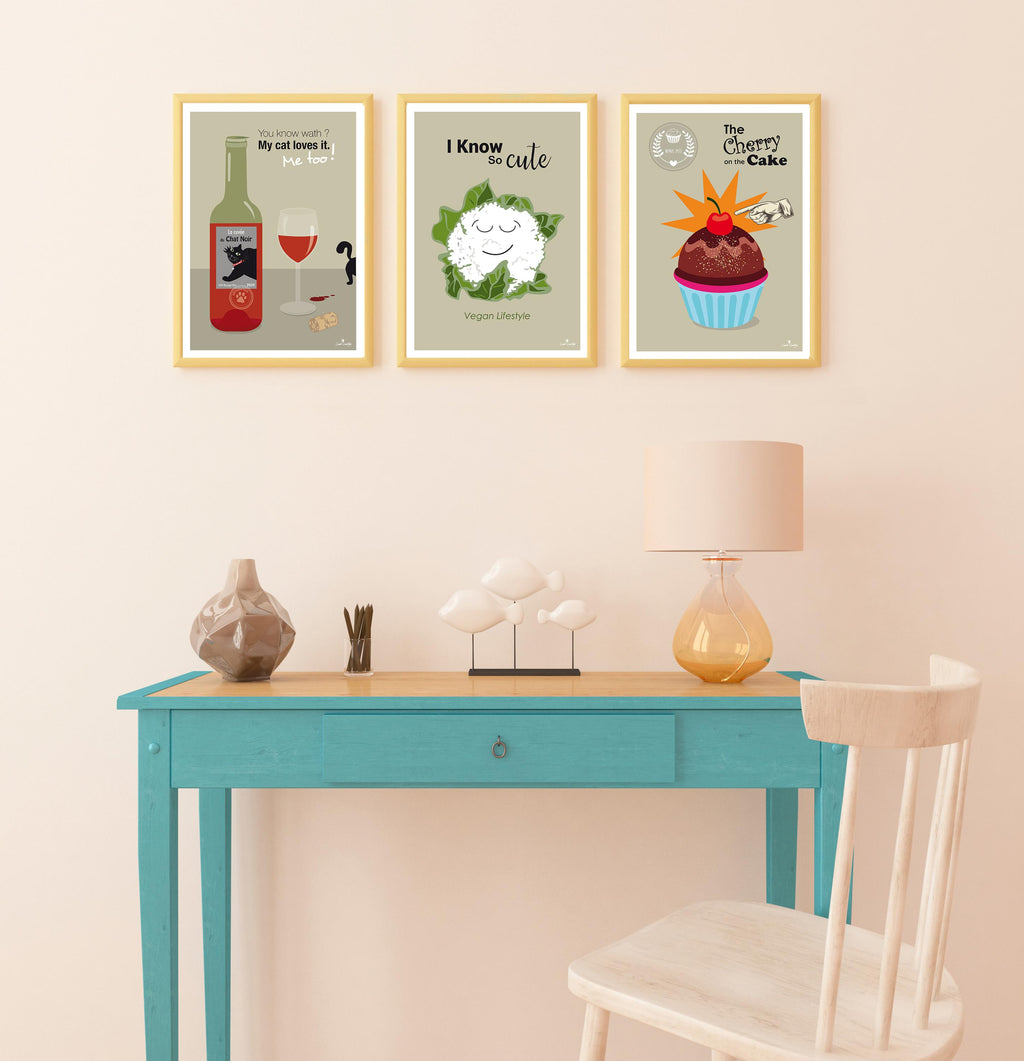 Trois affiches A4 encadrées, motifs bouteille, chat et dessert gourmand.