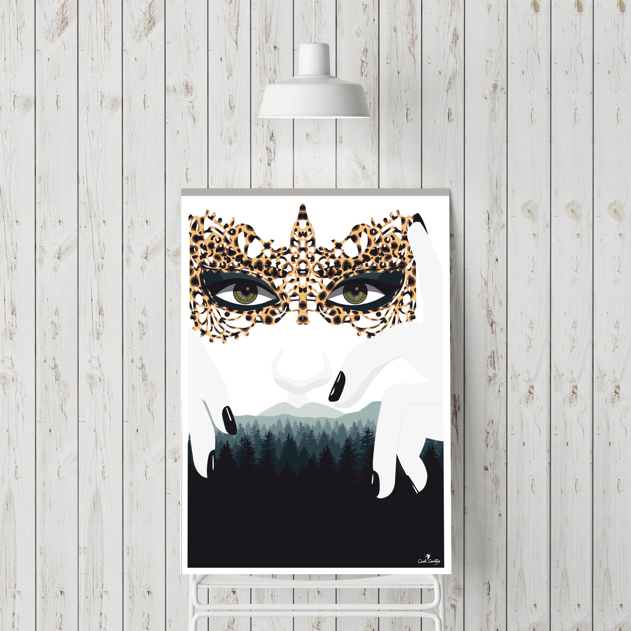 Affiche numérique femme au masque léopard, yeux verts, montagnes sombres en silhouette, cadre