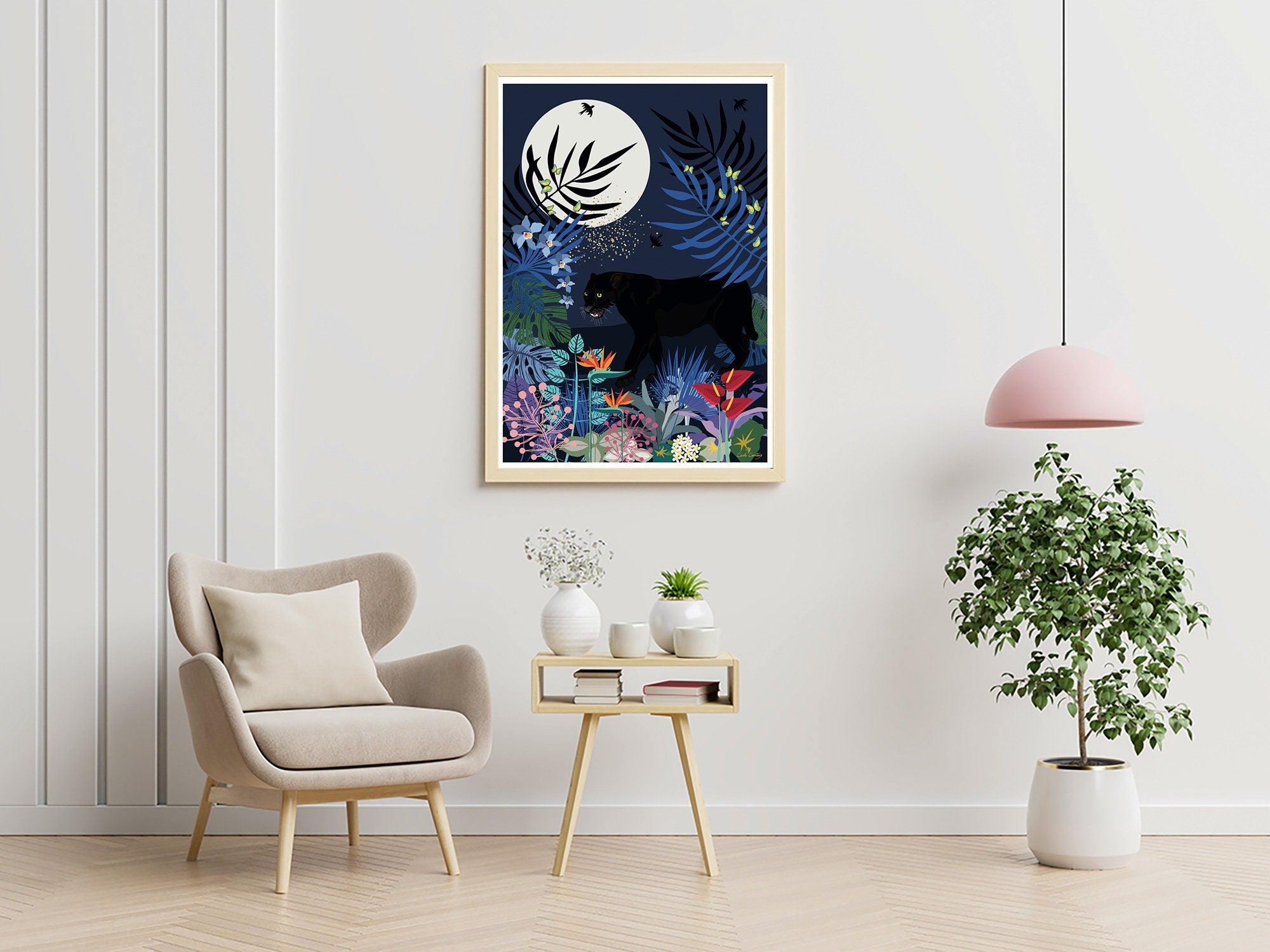 Affiche panthère encadrée beige : félin noir, grande lune blanche, feuillages bleus et fleurs.