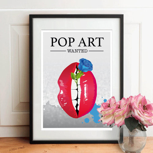 Affiche encadrée pop art avec lèvres rouges, rose bleue et texte « POP ART WANTED »