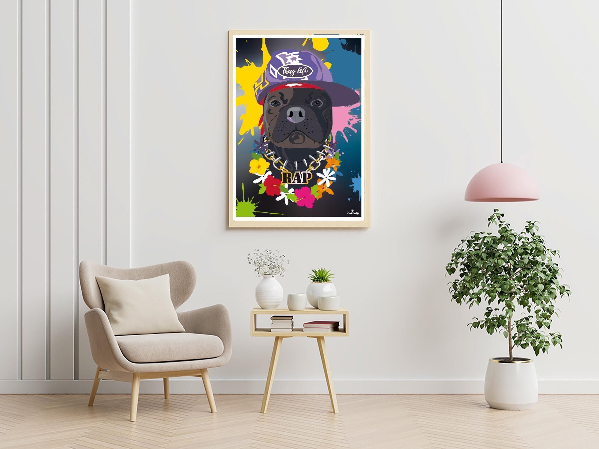 Affiche digitale encadrée dans un salon: chien noir au chapeau, fleurs et couleurs vives