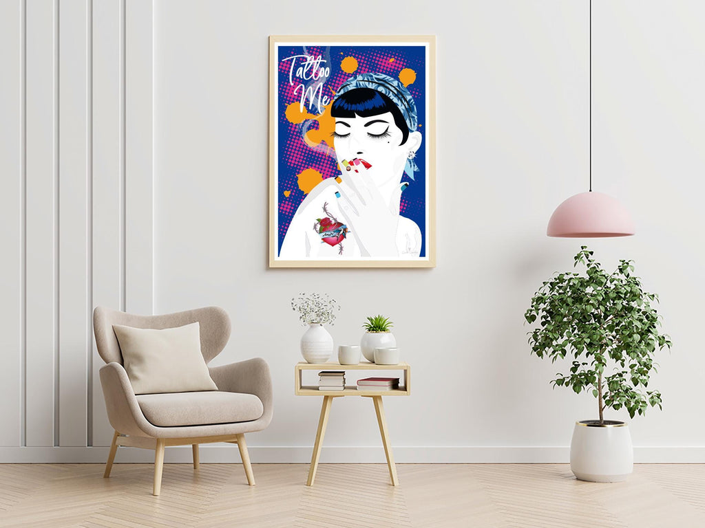 Petit poster de tatouage encadré, portrait féminin tatoué, fond bleu à pois colorés