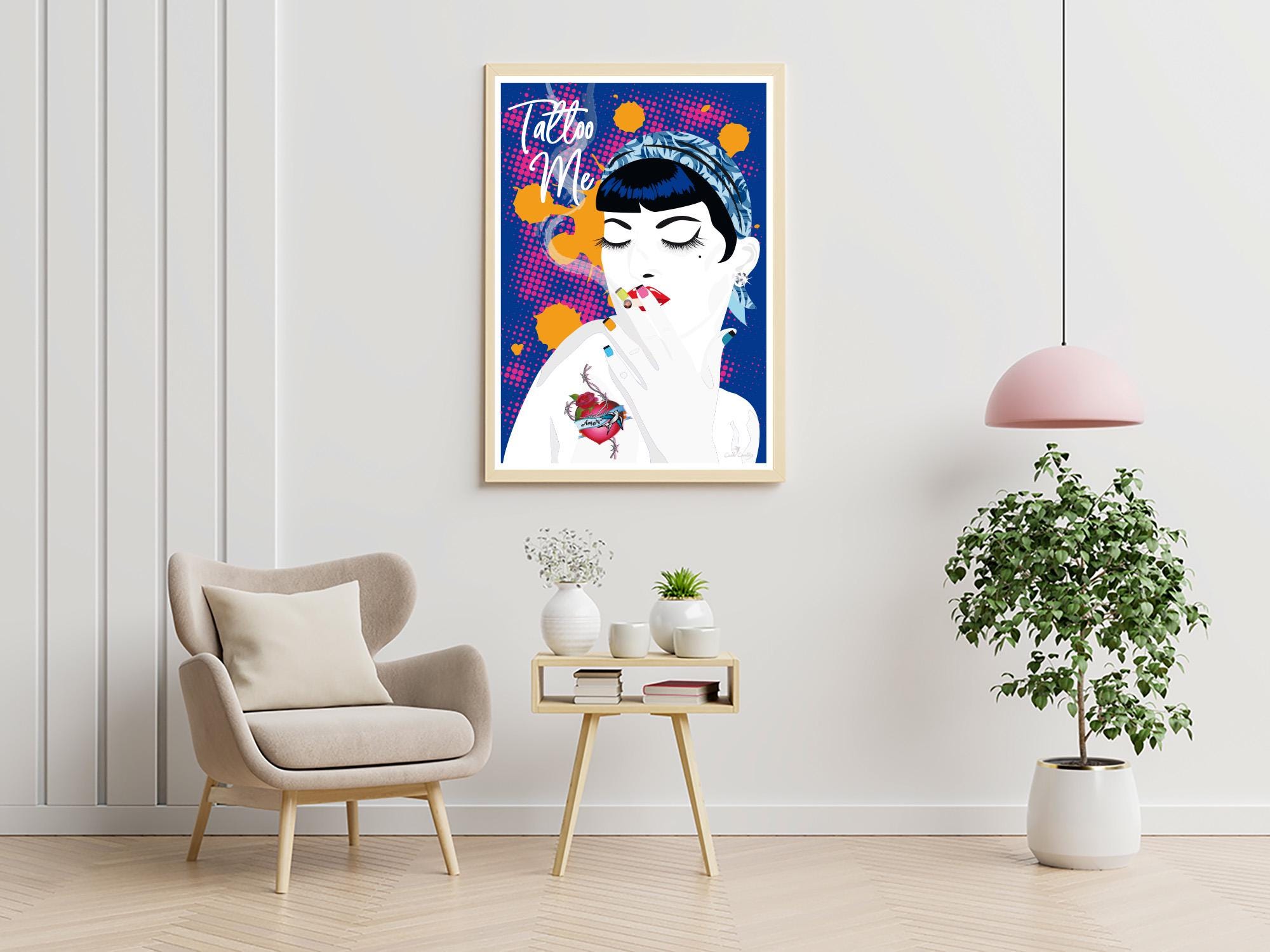 Petit poster de tatouage encadré, portrait féminin tatoué, fond bleu à pois colorés