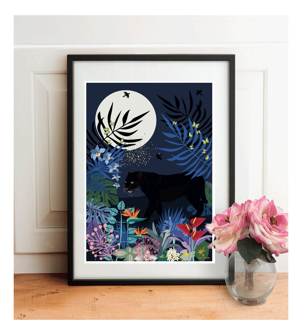 Affiche panthère encadrée, grand félin noir devant une lune blanche et des fleurs colorées.