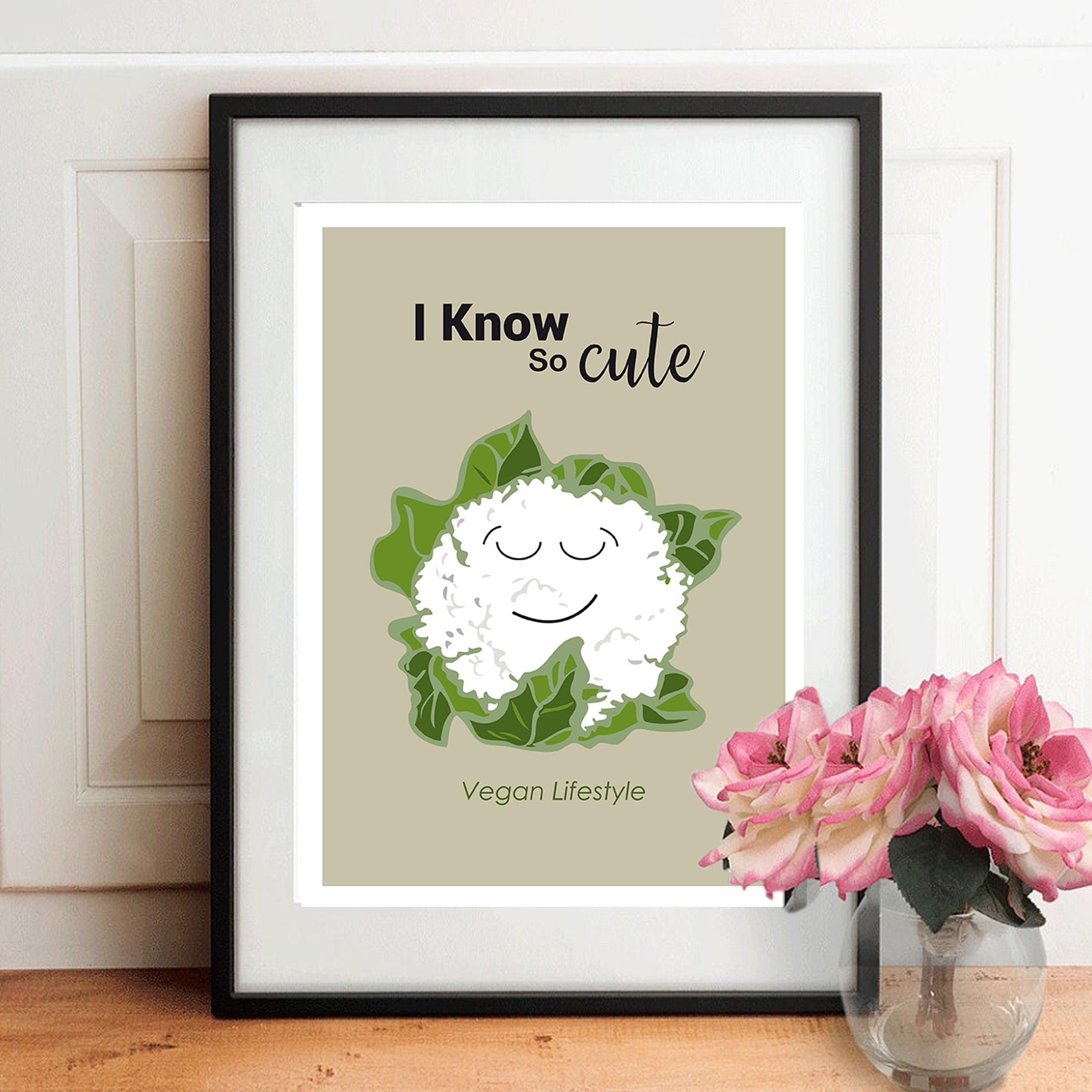 Affiche A4 encadrée : chou vert illustré, texte « I Know so Cute ».