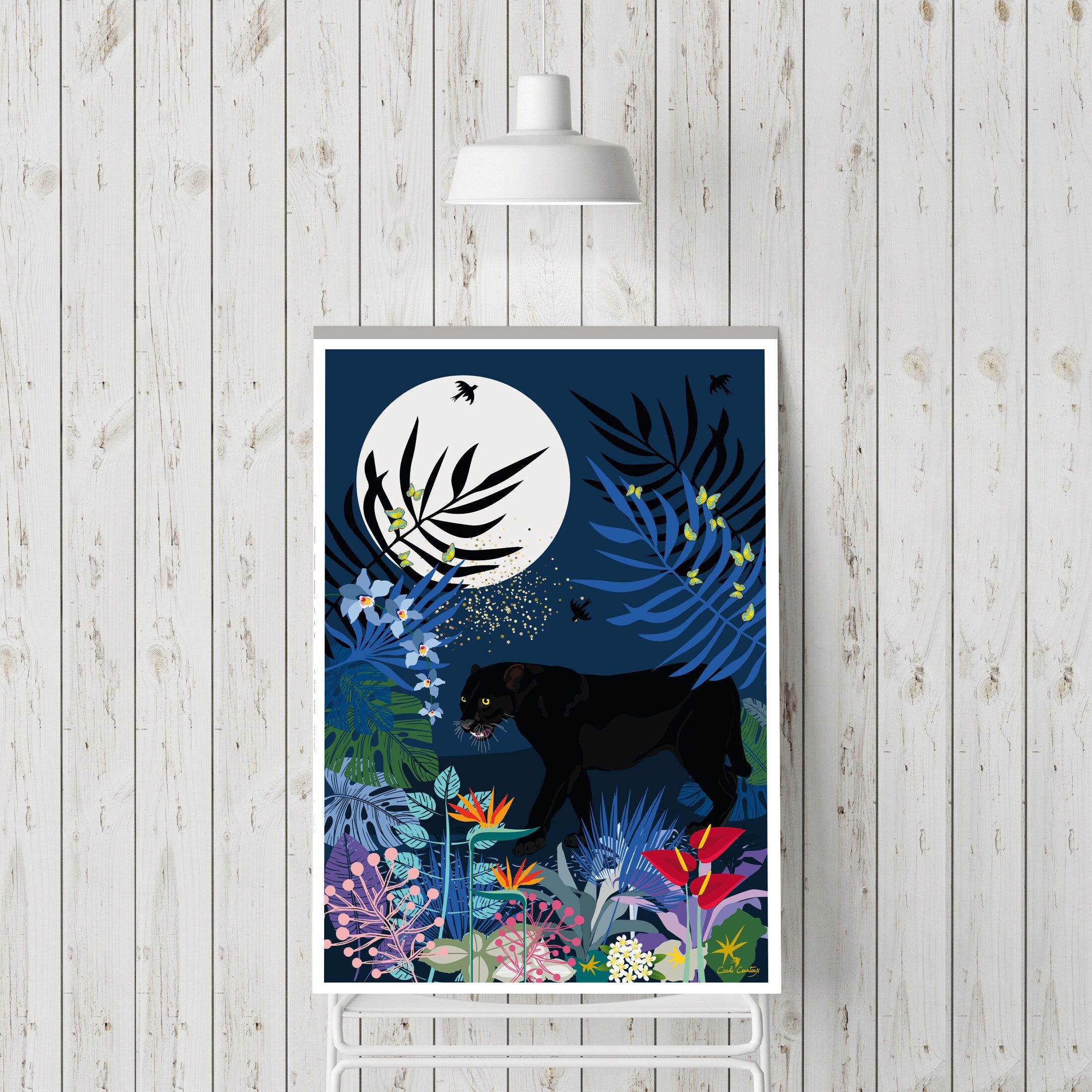 Affiche panthère encadrée avec félin noir, lune blanche et feuillage bleu et multicolore.