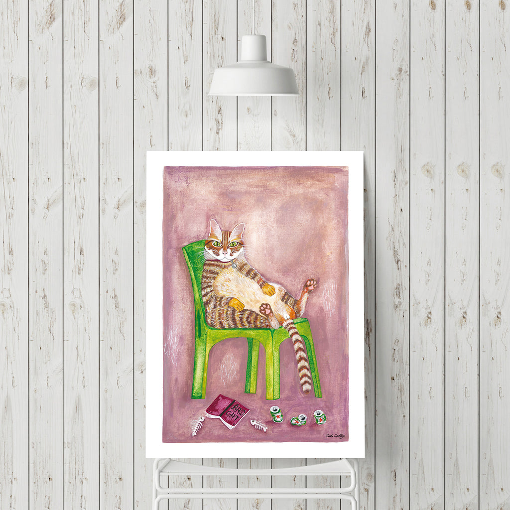 Affiche imprimée avec chat roux sur chaise verte, fond mauve, livre et souris.