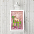 Affiche imprimée avec chat roux sur chaise verte, fond mauve, livre et souris.
