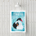 Affiche encadrée d’un cygne noir et blanc nageant dans un fond bleu aquatique