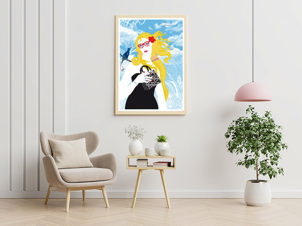 Affiche encadrée de Vénus avec femme aux cheveux blonds, lunettes, robe noire sur fond bleu.