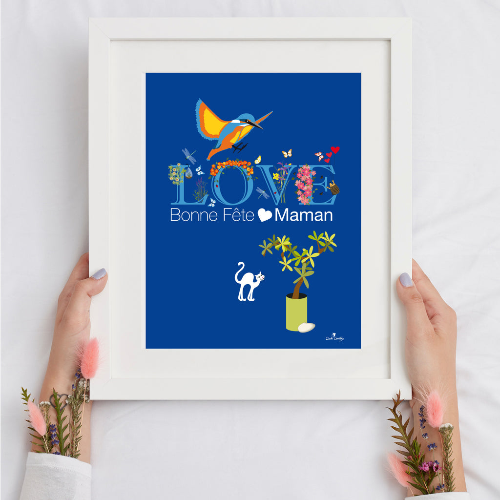 Affiche digitale A4 encadrée, fond bleu, texte « Bonne Fête Maman » et motifs fleurs