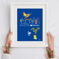 Affiche digitale A4 encadrée, fond bleu, texte « Bonne Fête Maman » et motifs fleurs