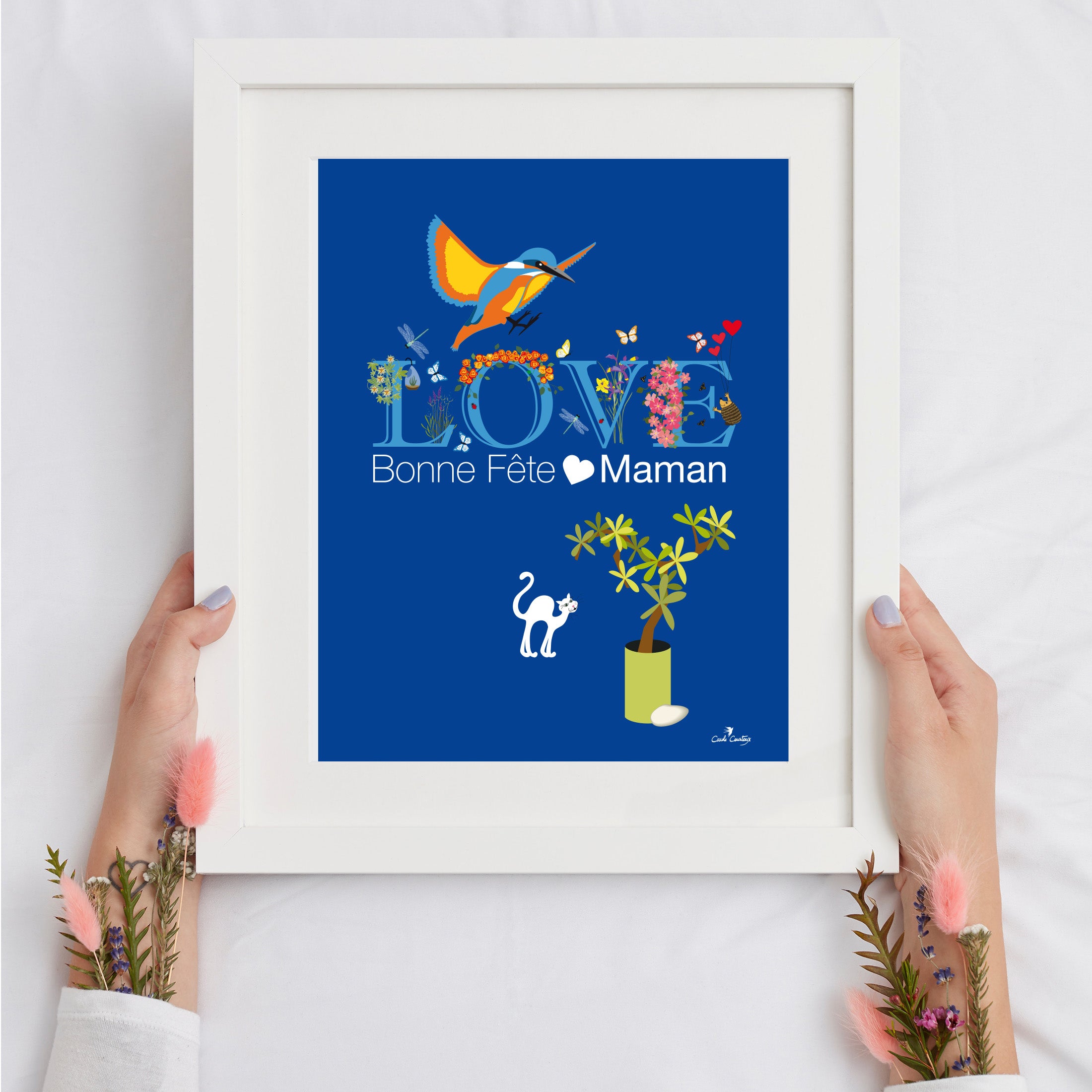 Affiche digitale A4 encadrée, fond bleu, texte « Bonne Fête Maman » et motifs fleurs