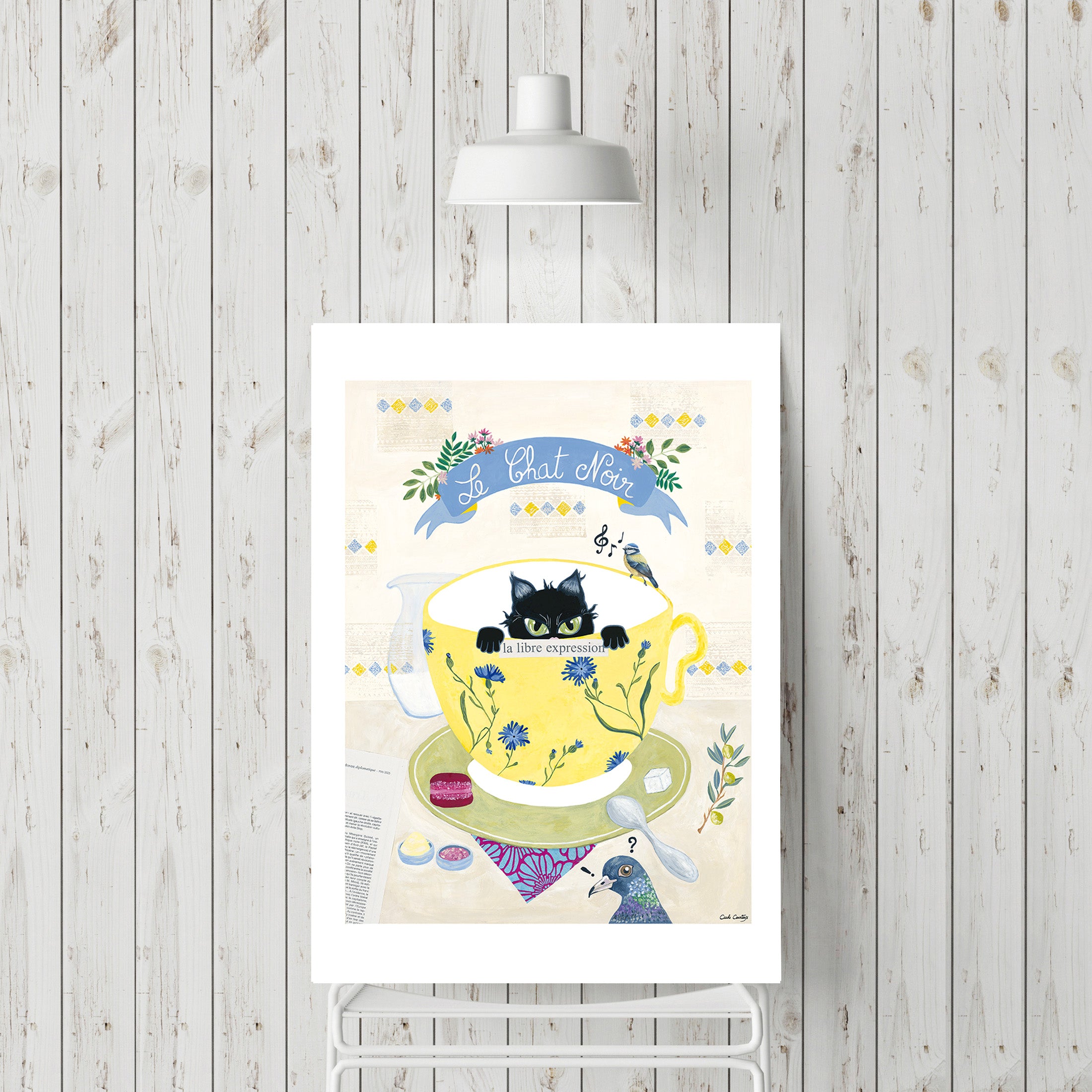 Affiche verticale avec chat noir illustré dans cercle jaune, feuilles et détails bleus