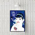 Affiche encadrée avec portrait pin-up noir et blanc, tatouage rouge, fond bleu