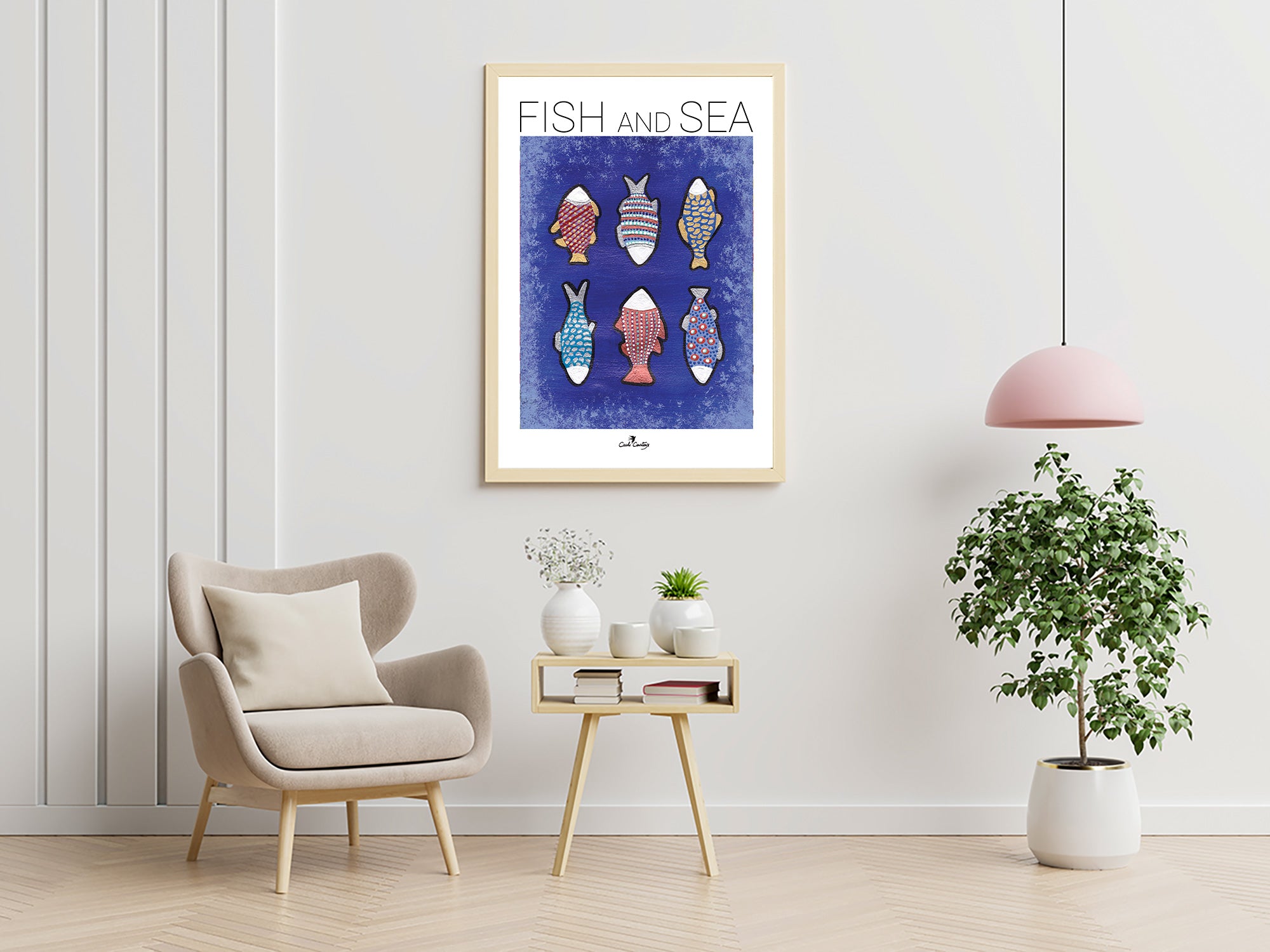 Affiche encadrée avec poissons colorés sur fond bleu, texte « FISH AND SEA »