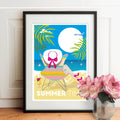 Affiche encadrée « Summer Time »: plage, palmiers, soleil, chaise et figurine