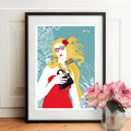 Affiche encadrée: femme blonde aux lunettes, robe rouge, tenant un chat noir, fond bleu