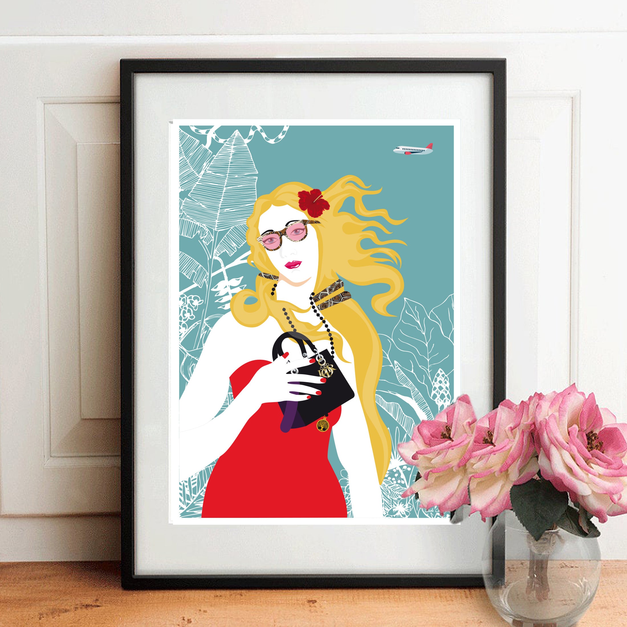 Affiche encadrée: femme blonde aux lunettes, robe rouge, tenant un chat noir, fond bleu