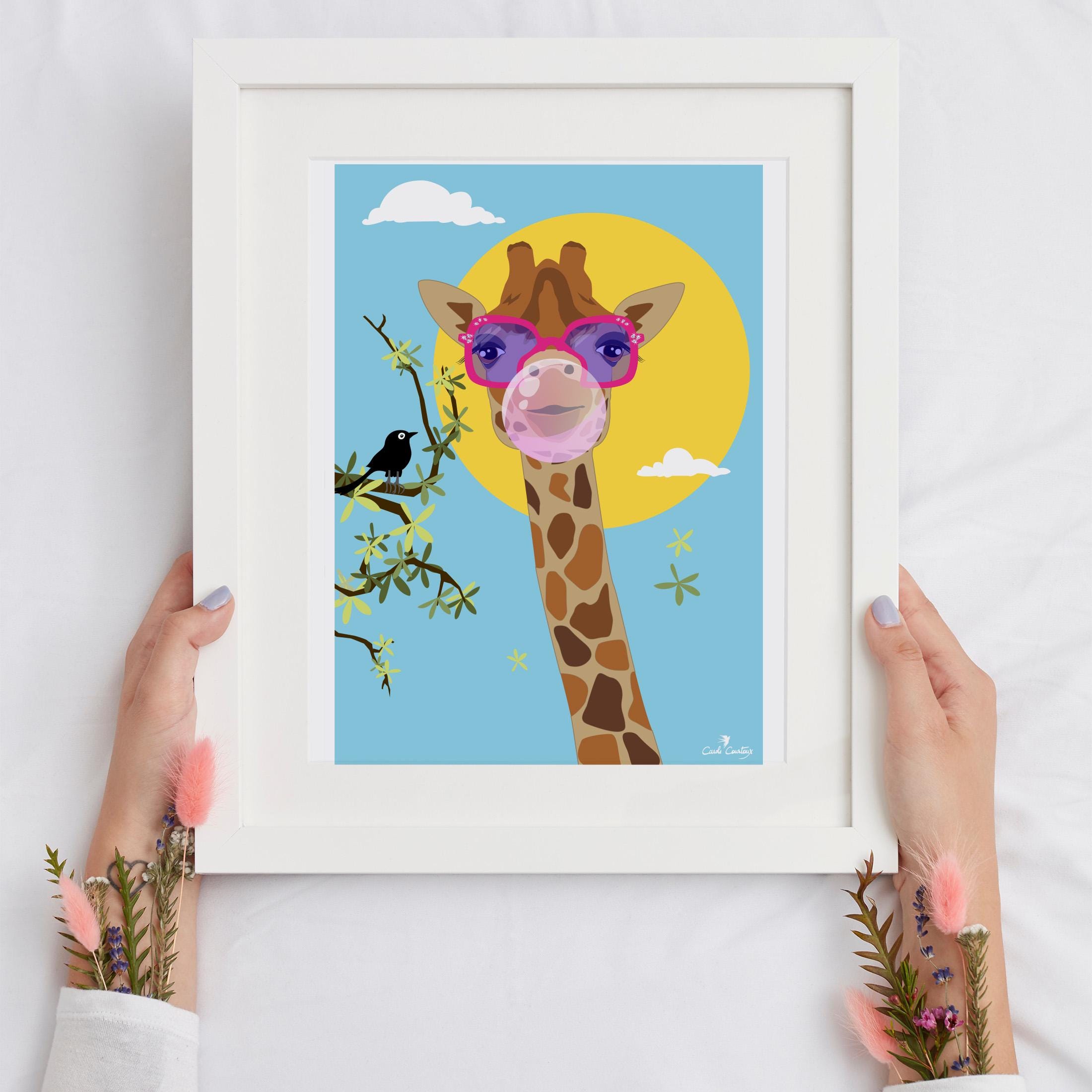 Affiche numérique de girafe illustrée, cadre blanc, fond bleu et soleil jaune