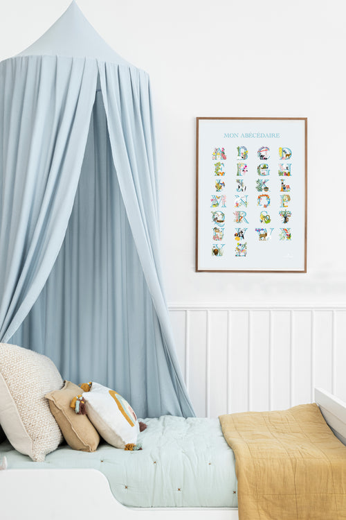 Affiche d’abécédaire encadrée bois, lettres illustrées multicolores sur fond clair