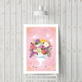 Affiche florale encadrée : bouquet en vase dans une illustration aux tons roses et violets.