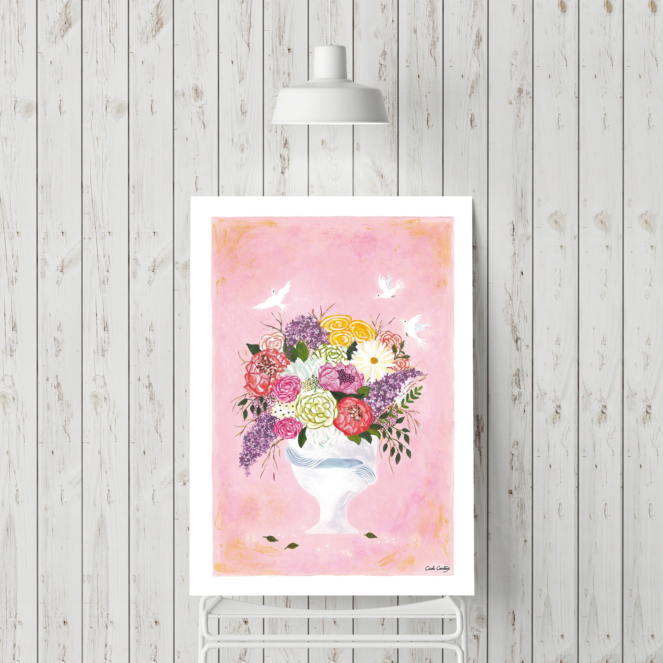 Affiche florale encadrée : bouquet en vase dans une illustration aux tons roses et violets.