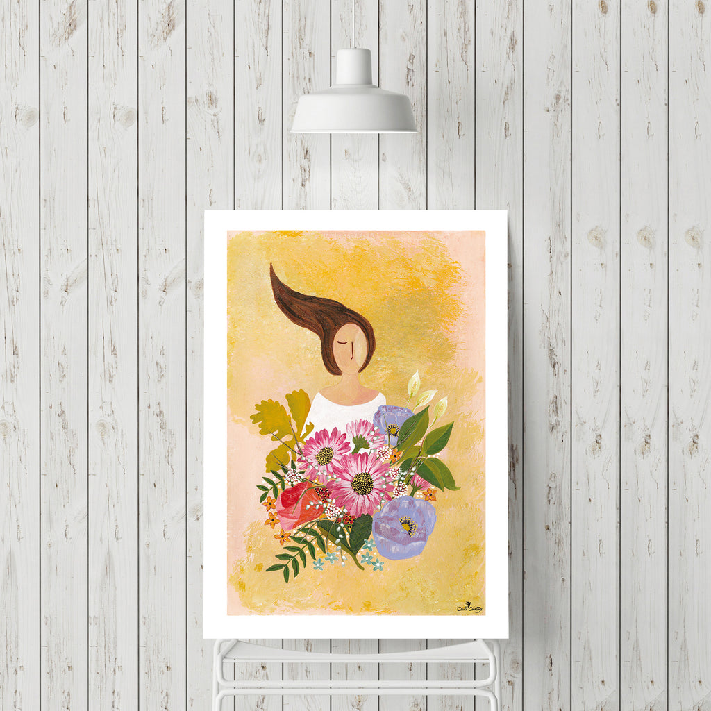 Affiche encadrée d’une femme de profil tenant un bouquet de fleurs sur fond jaune.