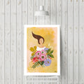 Affiche encadrée d’une femme de profil tenant un bouquet de fleurs sur fond jaune.