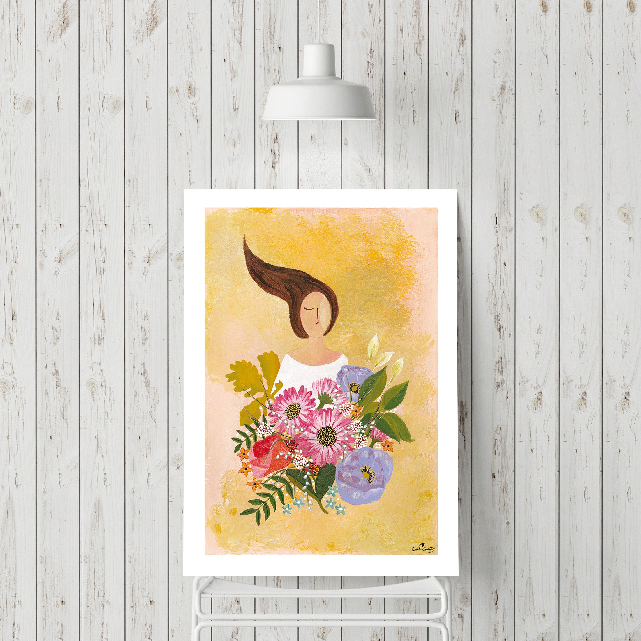 Affiche encadrée d’une femme de profil tenant un bouquet de fleurs sur fond jaune.