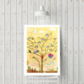 Affiche encadrée avec illustration d’un arbre fleuri, oiseaux et lune.