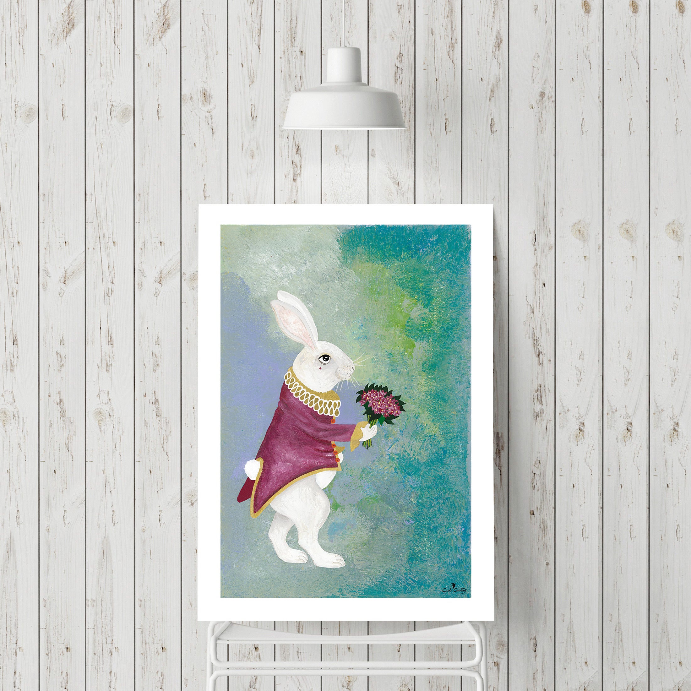 Affiche encadrée avec lapin blanc en manteau bordeaux tenant un bouquet de fleurs.