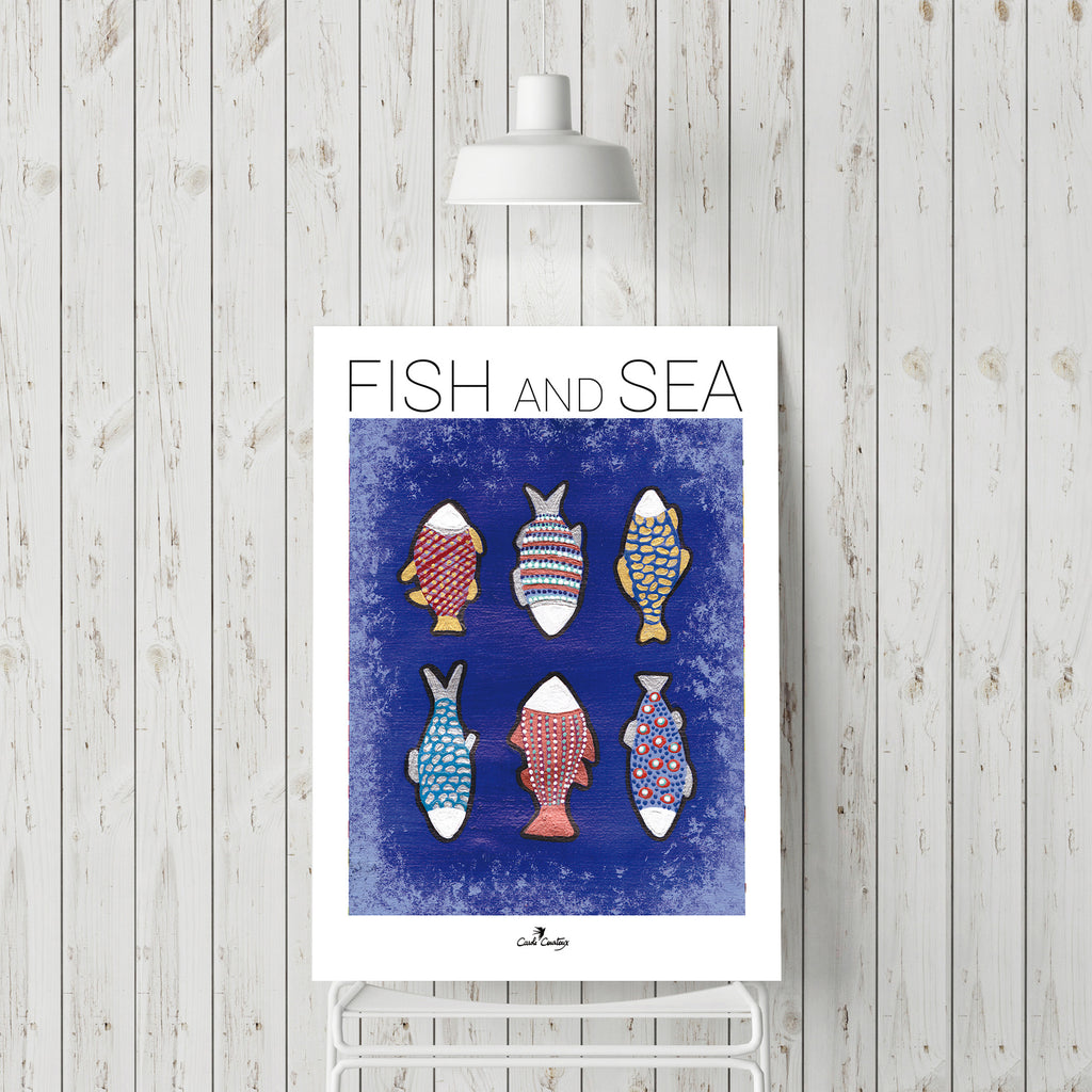 Affiche encadrée montrant plusieurs poissons stylisés sur fond bleu, « FISH AND SEA »