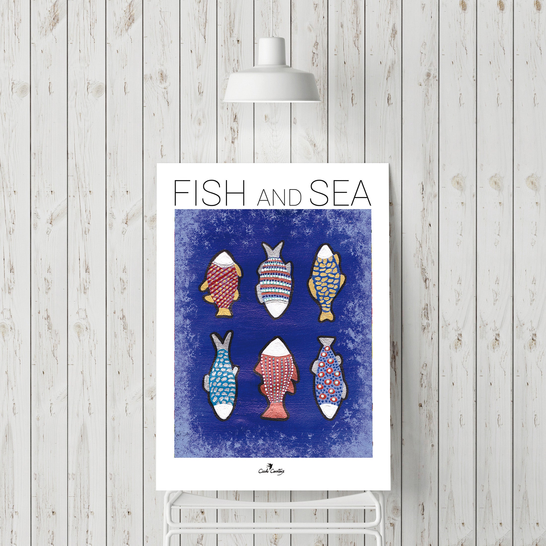 Affiche encadrée montrant plusieurs poissons stylisés sur fond bleu, « FISH AND SEA »