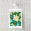 Affiche nénuphar : fleurs blanches sur fond vert, texte « NÉNUPHAR ».