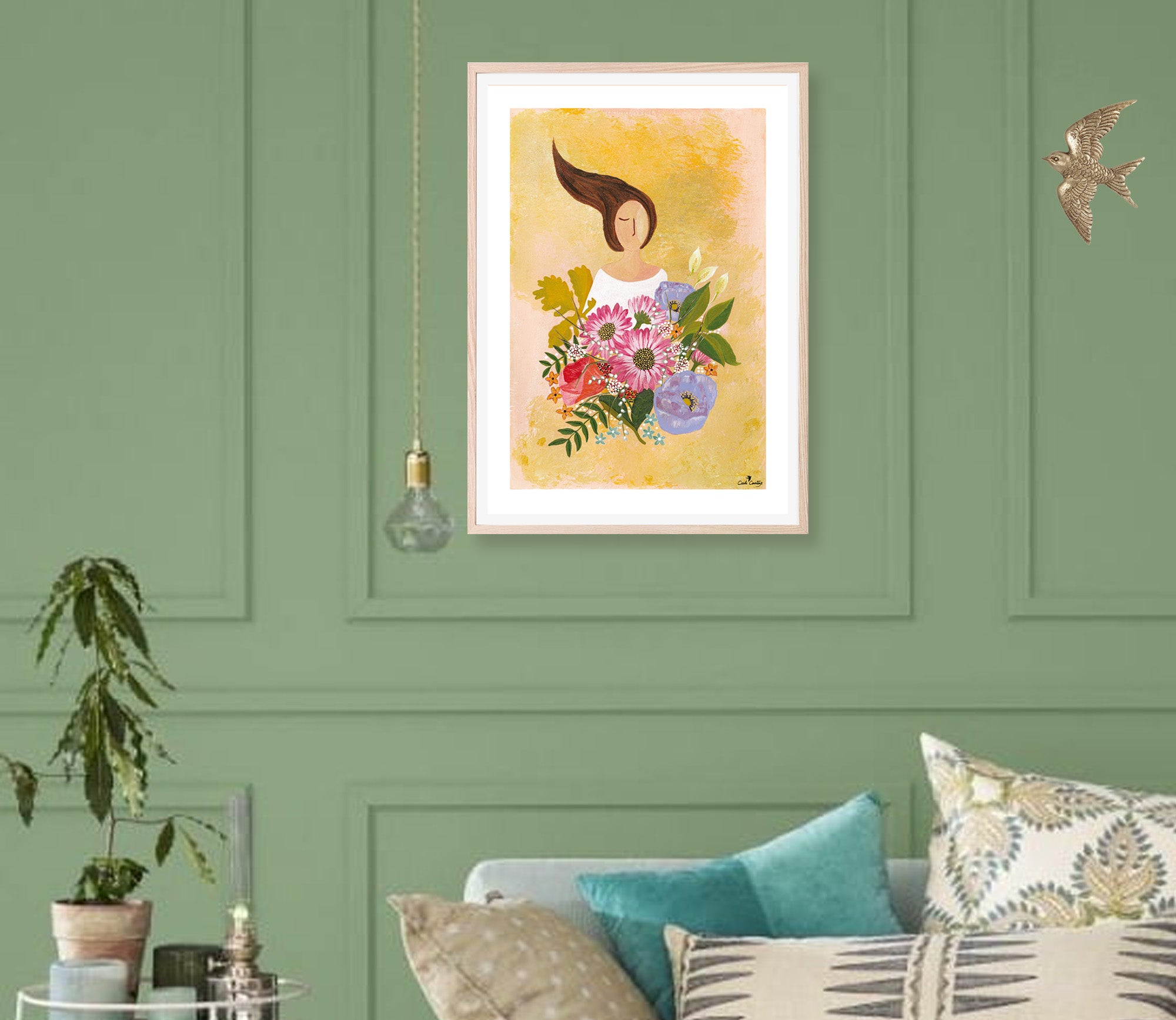 Affiche encadrée : femme de profil et bouquet de fleurs roses sur fond jaune.