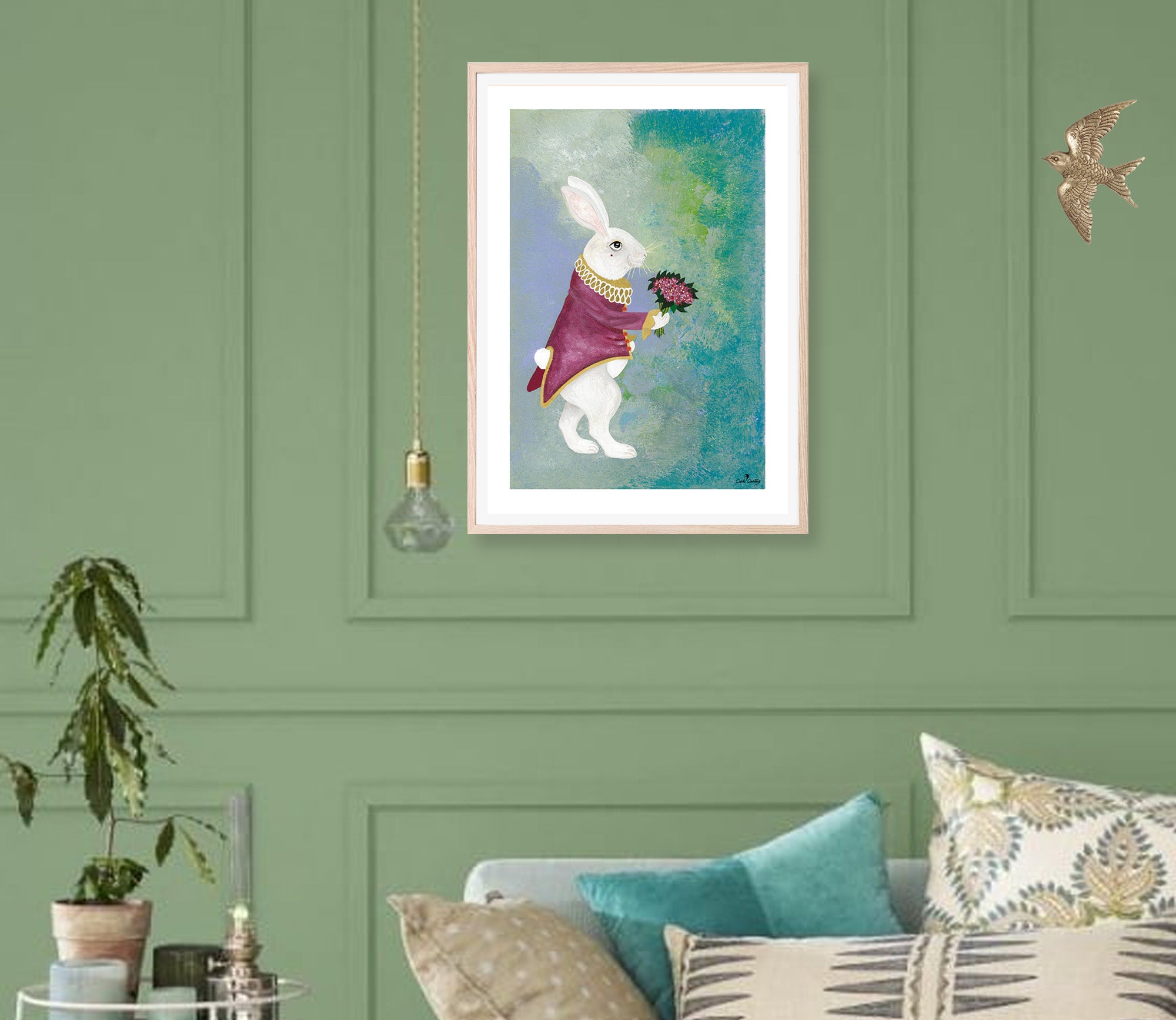 Affiche encadrée d’un lapin blanc en manteau bordeaux tenant un bouquet, fond bleu-vert.