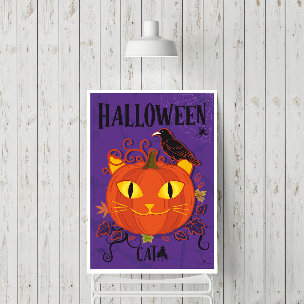 Affiche Halloween avec chat orange souriant, corbeau noir, fond violet et bordure blanche