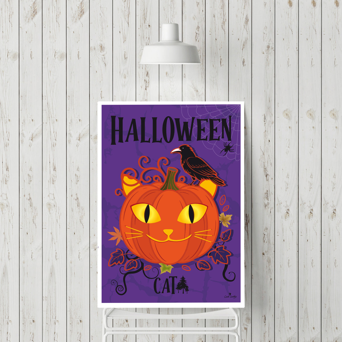Affiche Halloween avec chat orange souriant, corbeau noir, fond violet et bordure blanche