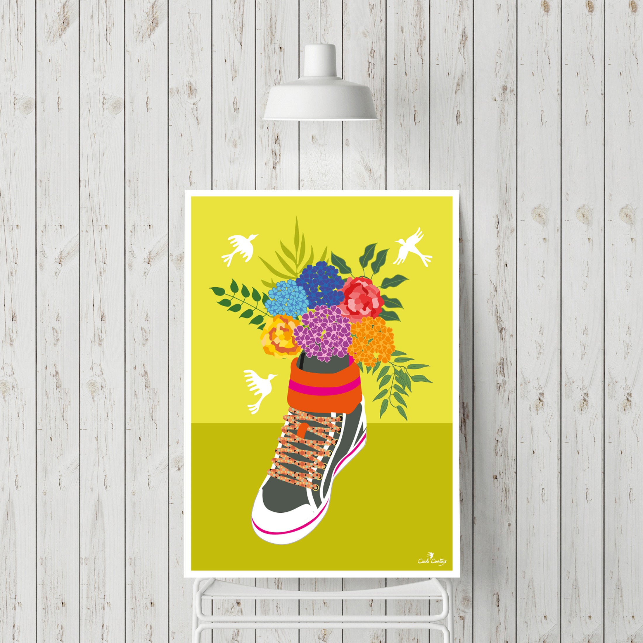 Affiche murale : basket fleurie multicolore sur fond jaune, bord blanc.
