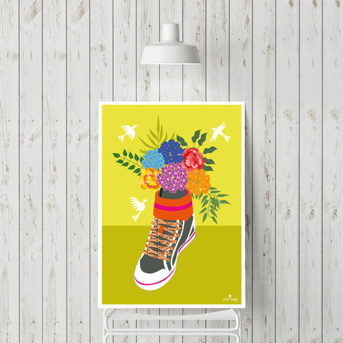 Affiche murale : basket fleurie multicolore sur fond jaune, bord blanc.