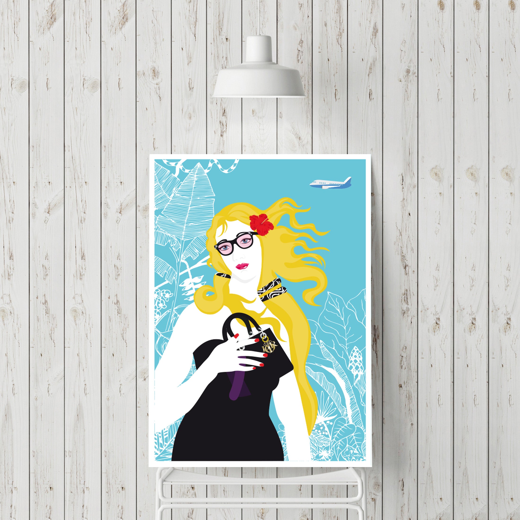 Affiche encadrée avec portrait d’une femme blonde aux lunettes, robe noire et fond bleu