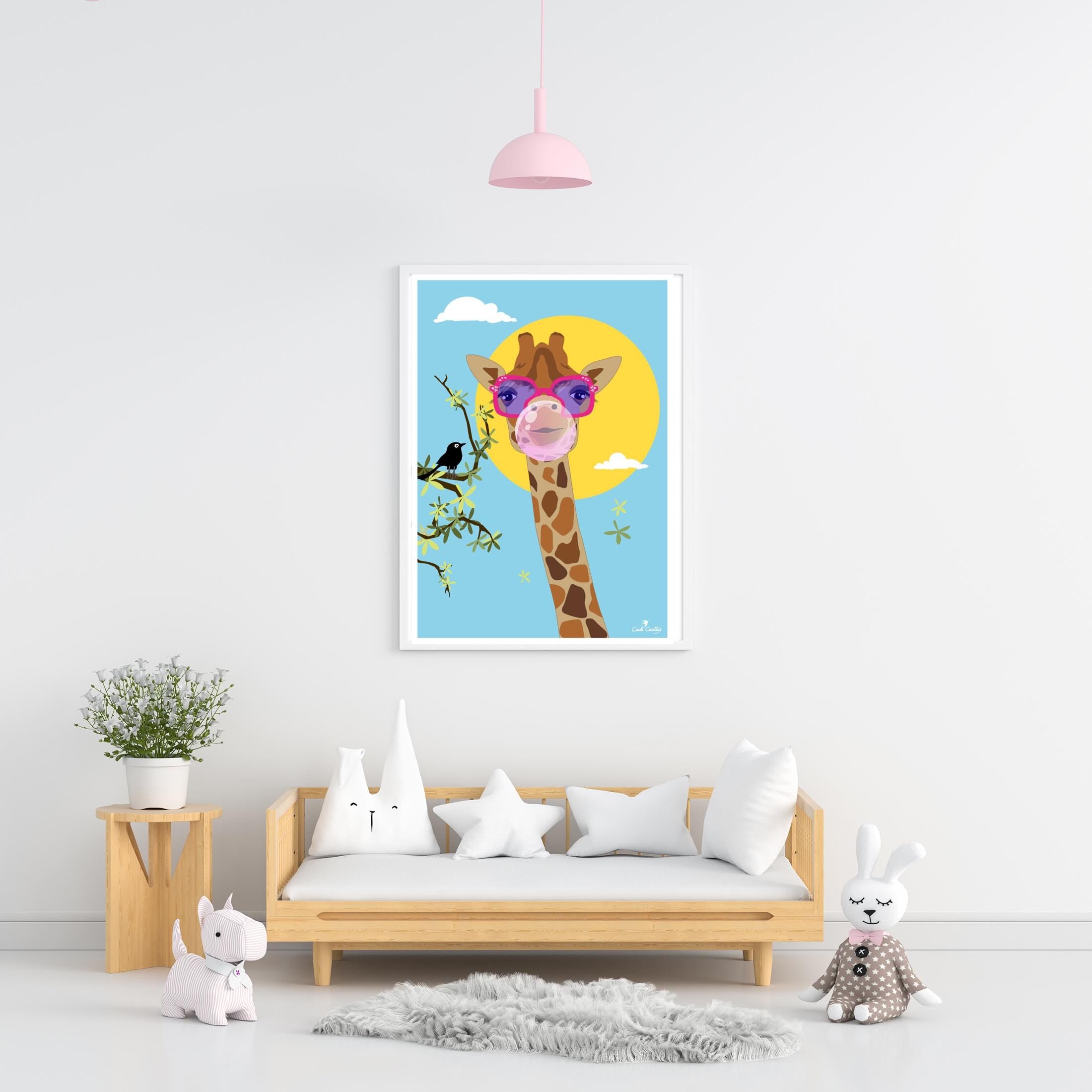 Affiche numérique de girafe au lunettes violettes dans un cadre blanc, format vertical