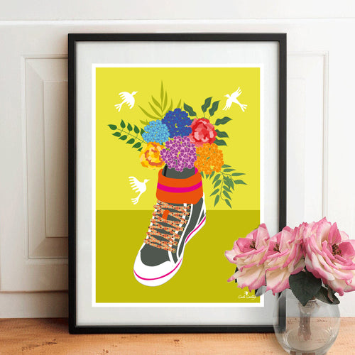 Affiche encadrée : basket fleurie multicolore sur fond jaune, cadre noir.