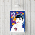 Affiche de tatouage avec portrait féminin tatoué, fond bleu violet à pois et éclats orange